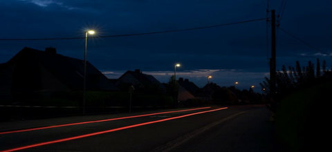 Konventionelle Beleuchtung im Vergleich mit umgerüsteten Leuchten im Straßenbereich